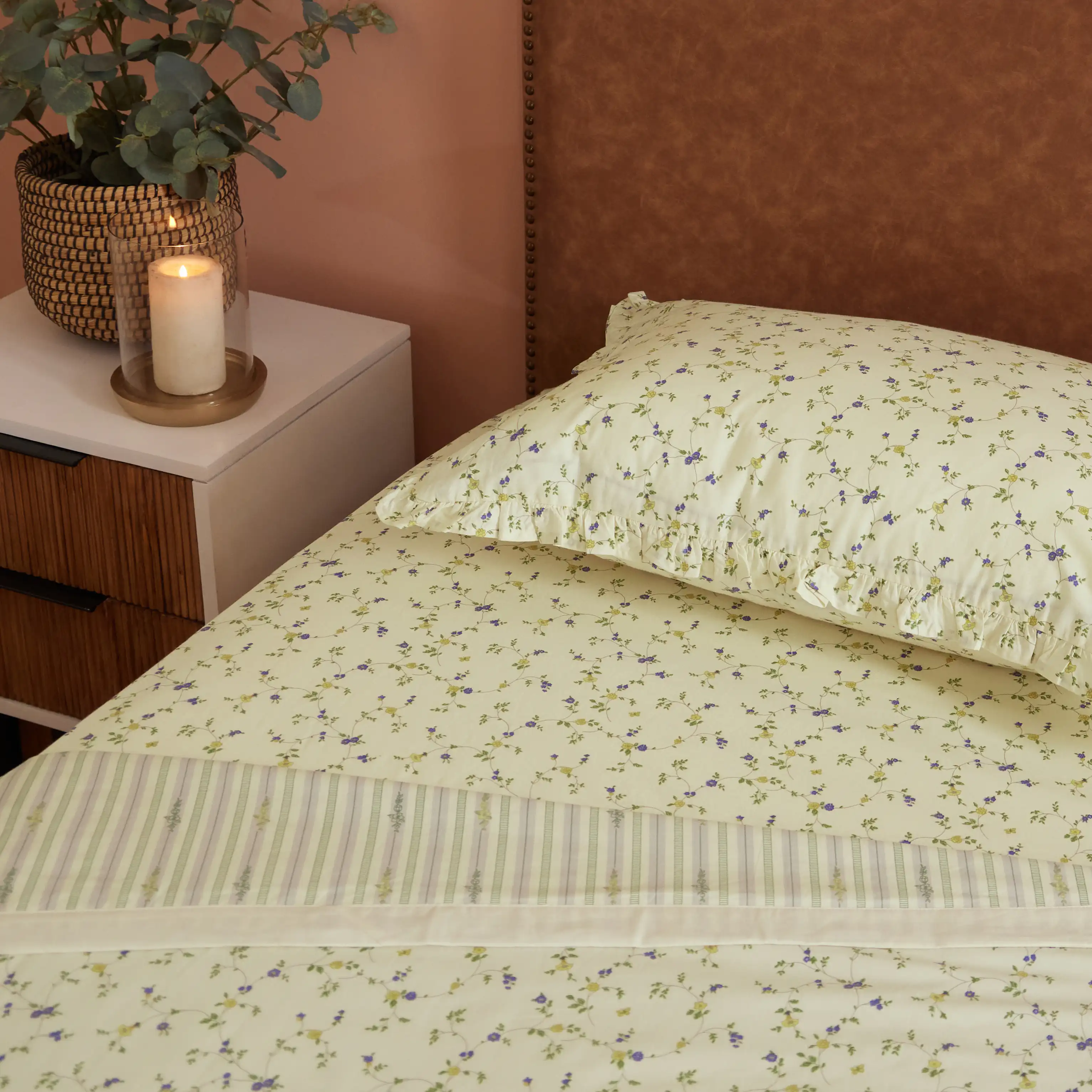 Bloomshire Luxe | Romantic Flora Printed Reversible Dohar with Super Soft Flannel Layering-Cream Bloom - Image 2