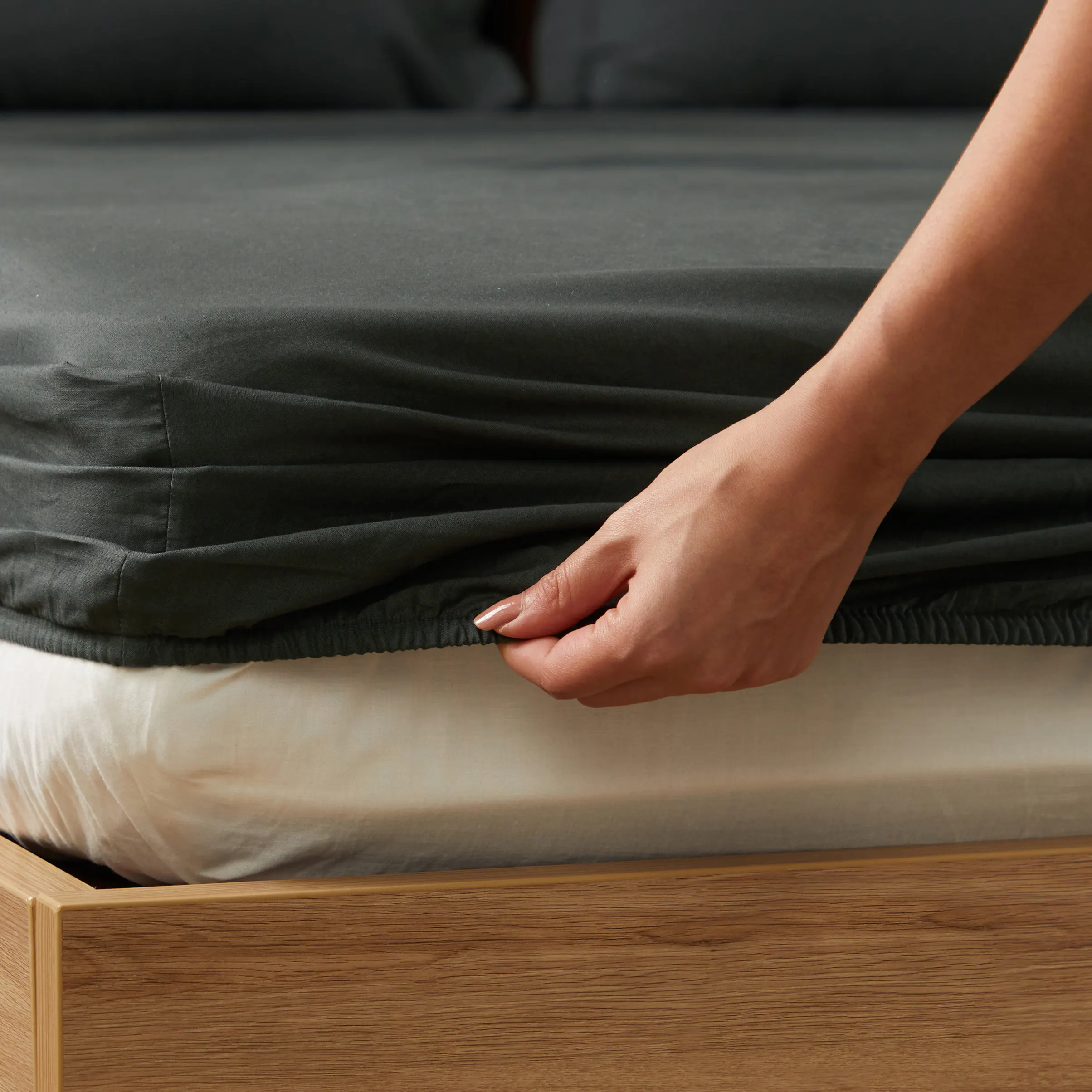 Paleto | Everyday Hues Solid Dyed Cotton Fitted Sheet Set-Dark Grey - Image 4